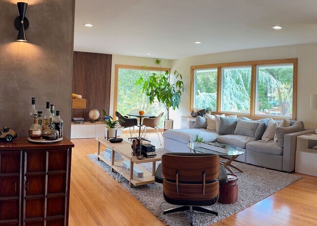 Building Photo - Beautiful, Private, Bright, Remodeled 3 Bd...
