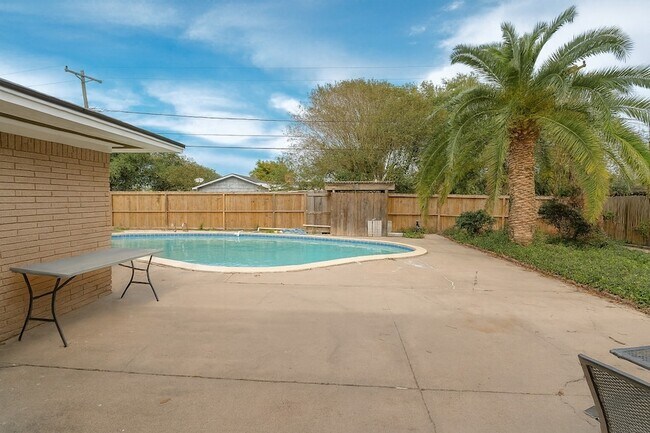 Building Photo - 1424 N Avenue F