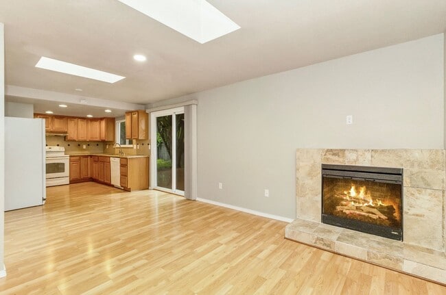 Building Photo - Kirkland Rambler for rent! Contact Jennifer for a showing 4252238096