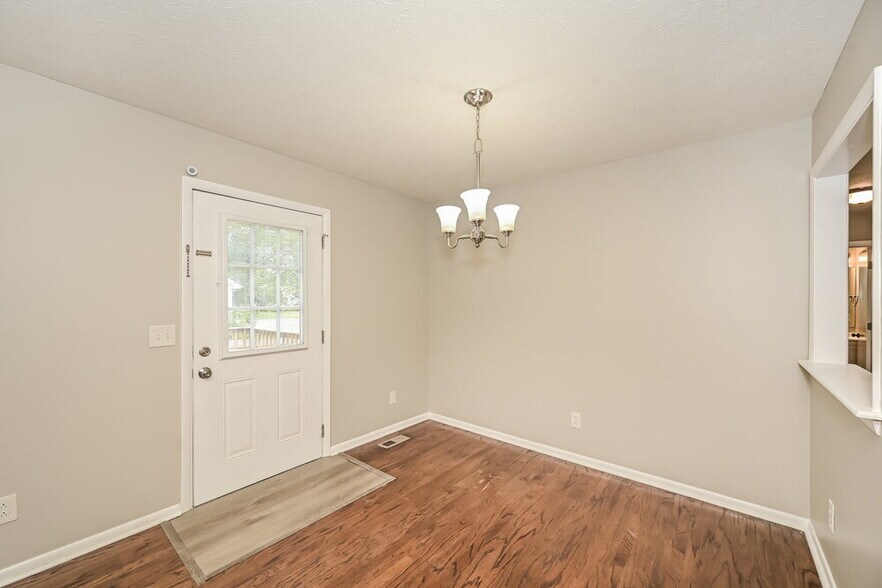 Building Photo - 581 Woodcrest Dr