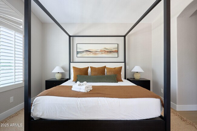 Building Photo - 3202 E Orange Dr