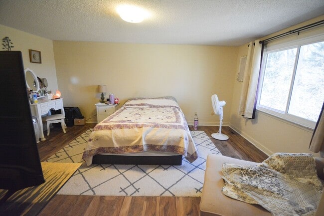 Building Photo - Unique, Conveniently Located, 4 bed 2.5 bath Home For Rent!