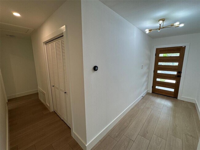 Building Photo - 5805 N Hampton Dr