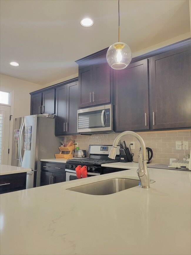 Building Photo - Stunning 4 bedroom 3.5 bath townhome locat...