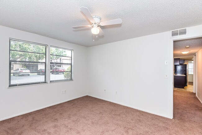 Building Photo - IDEAL CENTRAL LOCATION IN PORT CHARLOTTE