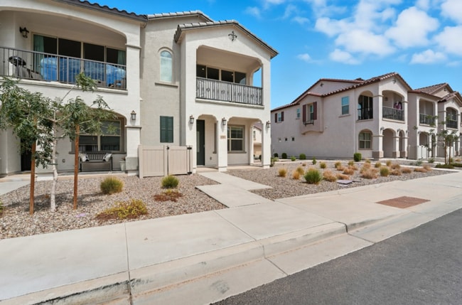 Building Photo - *Like Brand New Luxurious Modern 3 Bedroom 2 Bath Townhome in Warner Meadows!**