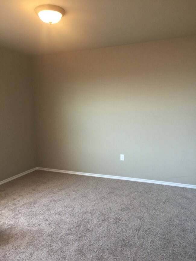 Building Photo - 3 bedroom 2 bath home Mustang Schools