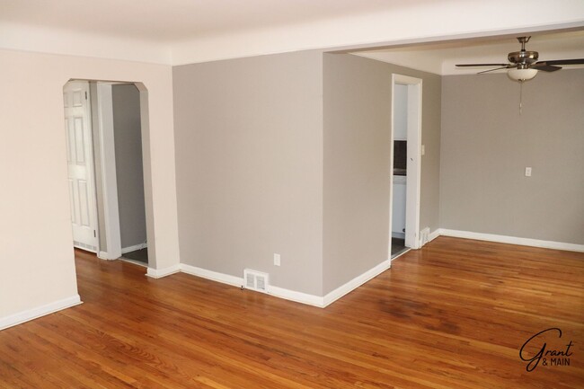 Building Photo - Spacious 3 Bedroom - 1 Bath - Redford - $1...