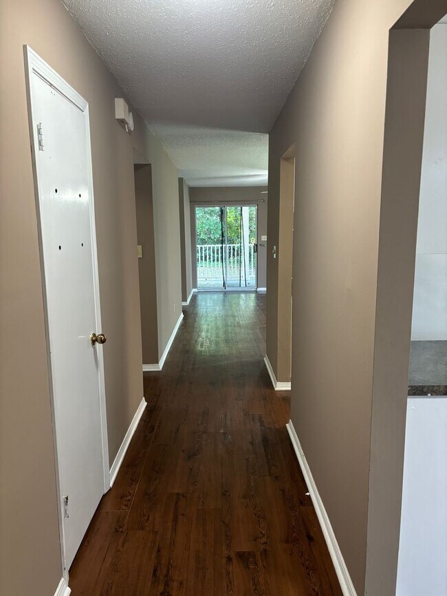 Building Photo - Downstairs condo at Lake Chateau!