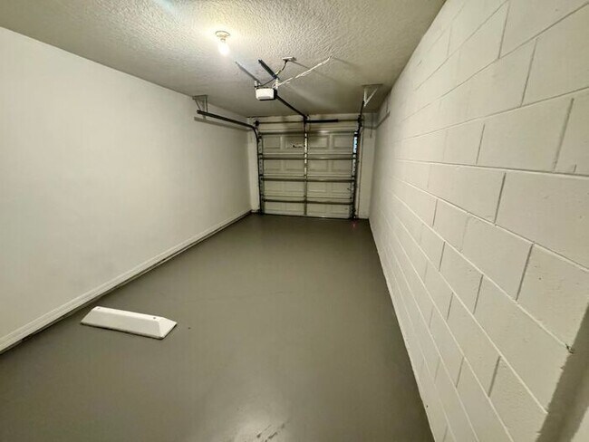Building Photo - 3 bedroom 2.5 bath Oakcrest Townhome with Laminate and Tile flooring Throughout, and a 1 Car Garage!