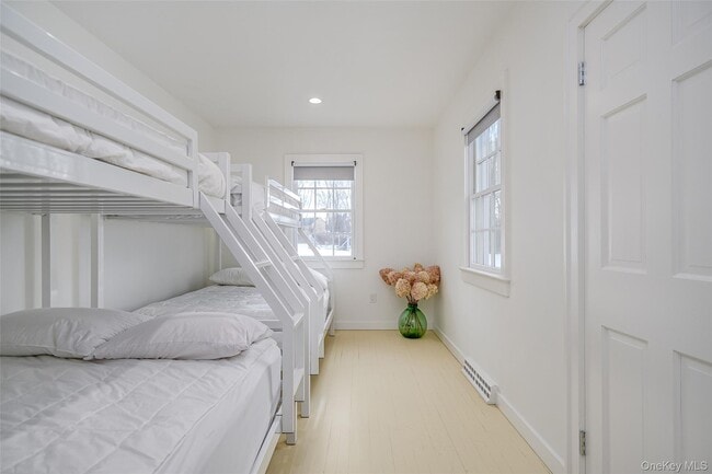 Building Photo - 159 Old Quaker Hill Rd