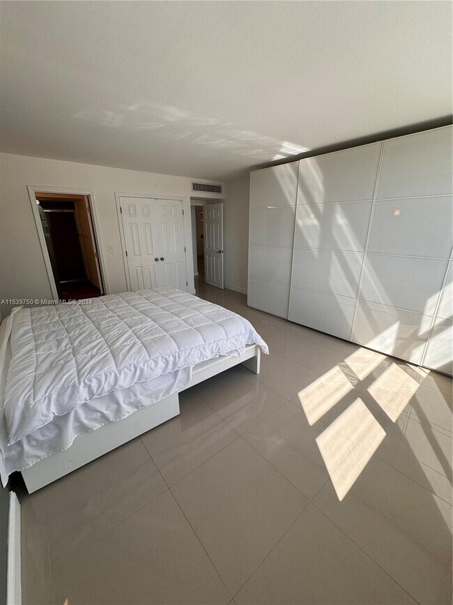 Building Photo - 9511 Collins Ave