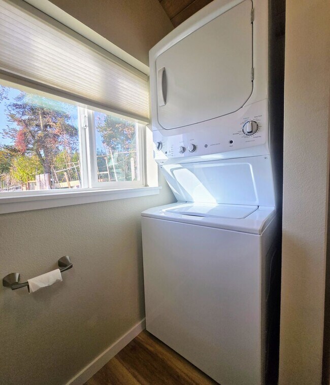 Building Photo - Newly Remodeled 2 Bedroom Home & ADU For R...