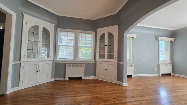 Building Photo - Renovated 3BR/1.5BA | 1,200 Sq Ft | Pet Friendly | Off-Street Parking | Available