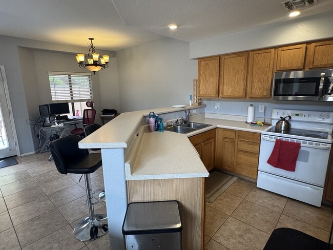 Building Photo - 931 S Racine Ln