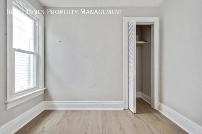 Building Photo - 105 Howell St