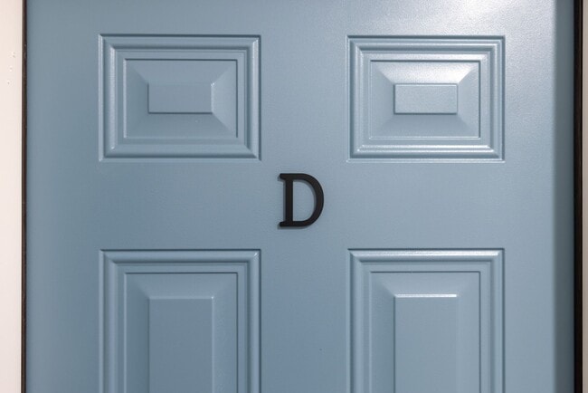 Building Photo - $300 OFF April Rent! Stylish Upstairs 1BR in Historic District