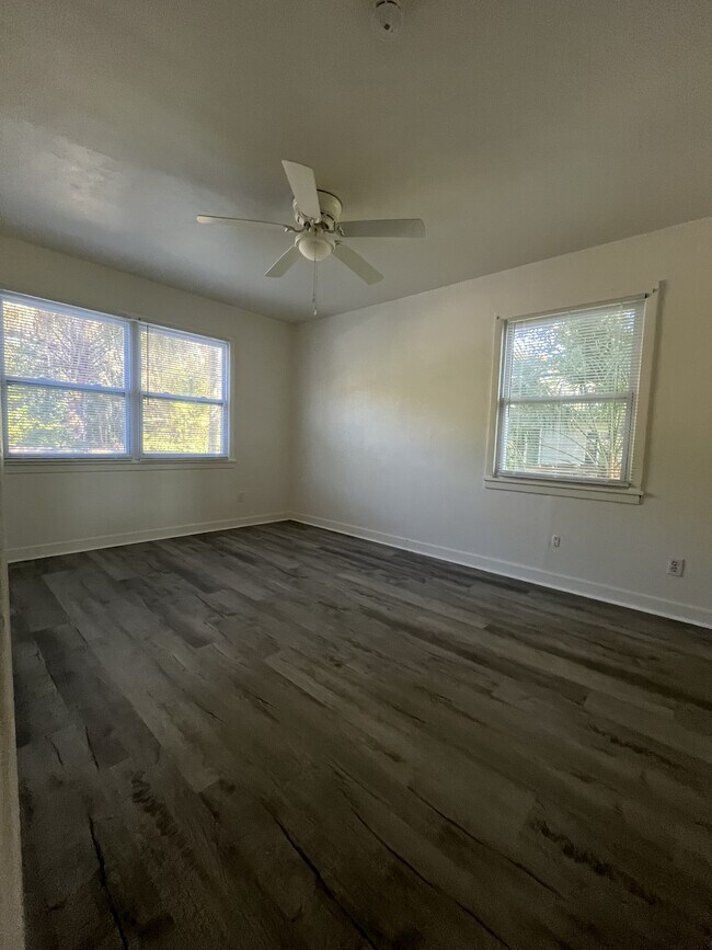 Building Photo - 1109 NE 5th Pl