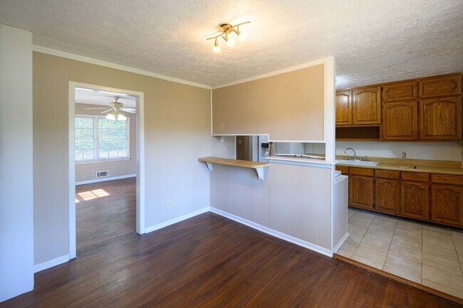 Building Photo - Updated 5BR Home in Morrow with New Carpet and Spacious Yard