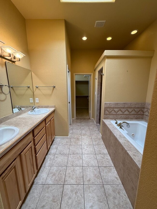 Building Photo - Beautiful 3 Bedroom Home! Available Now!