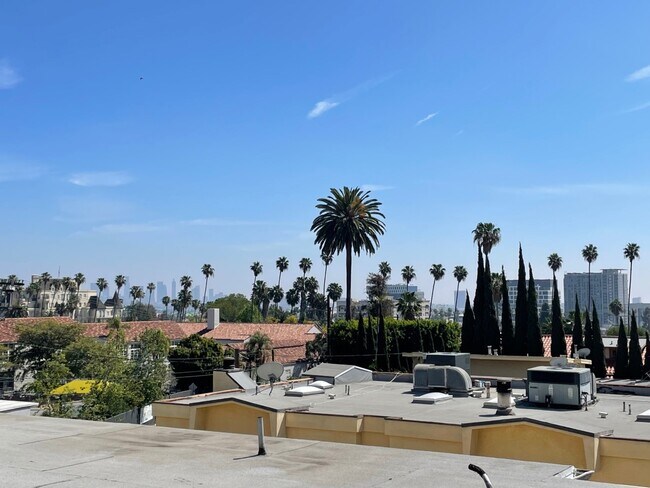 Building Photo - 1951 N Beachwood Dr