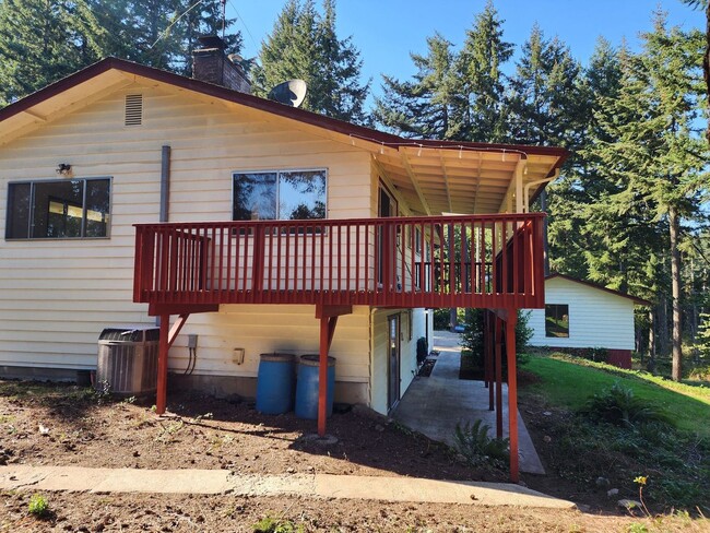 Building Photo - Large 4 +1 bed home with Valley Views on 5...