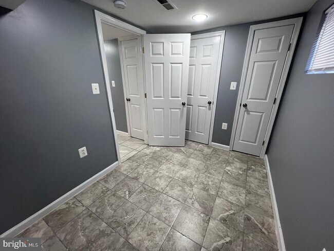 Building Photo - 5804 Shoshone Dr
