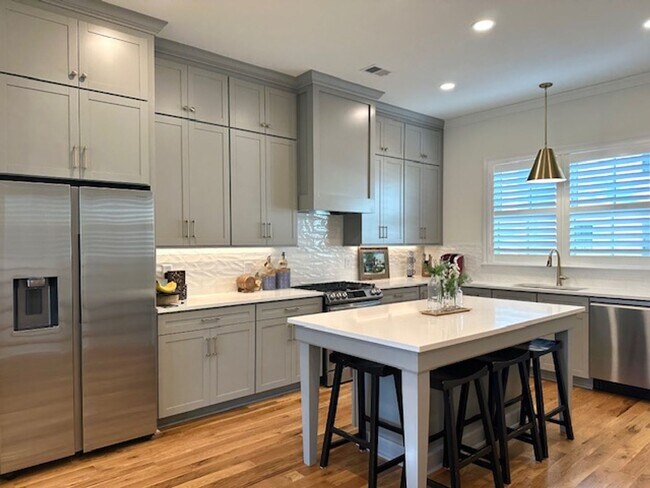 Building Photo - LUXURY TOWNHOME IN FOREST ACRES