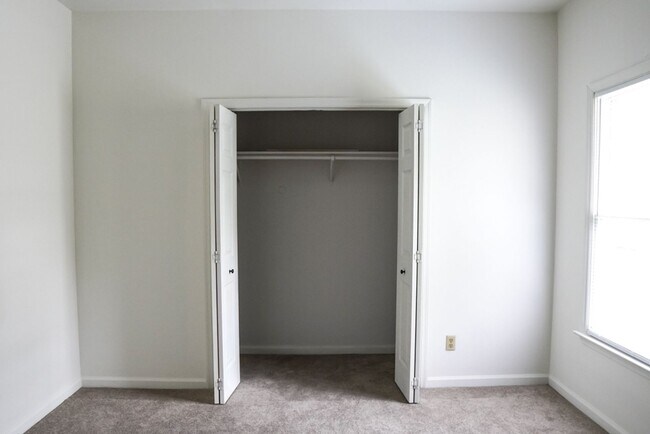 Building Photo - Two Bedroom Townhome!