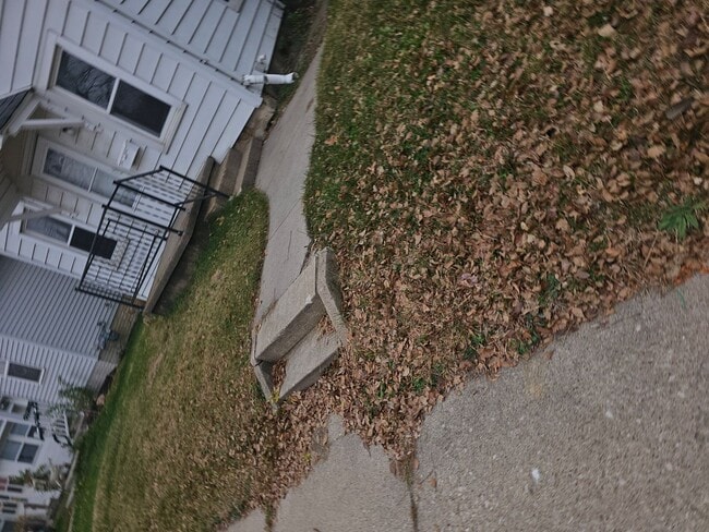 Building Photo - SW 4 bedroom 2 bath with fenced yard