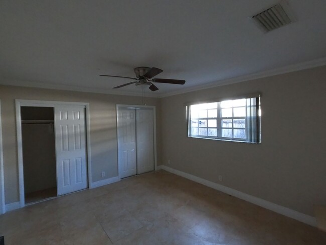 Building Photo - Great location close to parks and 595. les...