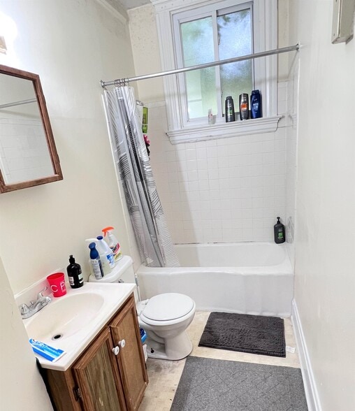 Building Photo - 2374 Victor St