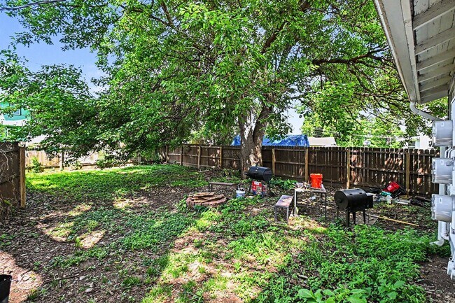Building Photo - 4 bedroom 3 bath with TWO kitchens!