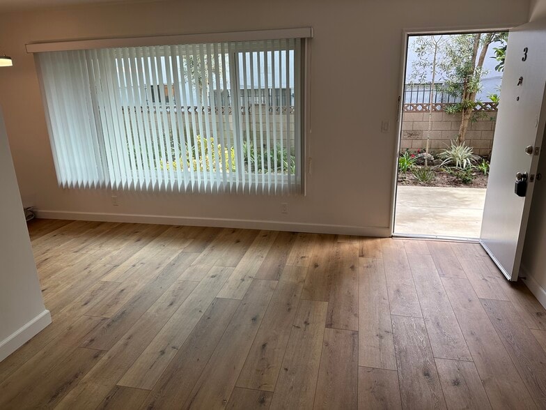 Living Room and Entrance - 1328 Barry Ave