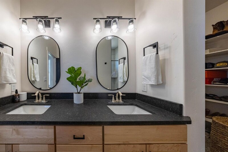 Building Photo - 450 Fox Meadows Ct