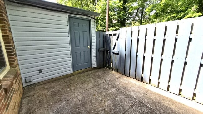 Building Photo - Well Maintained 2 Bedroom Townhouse with Move In Special!