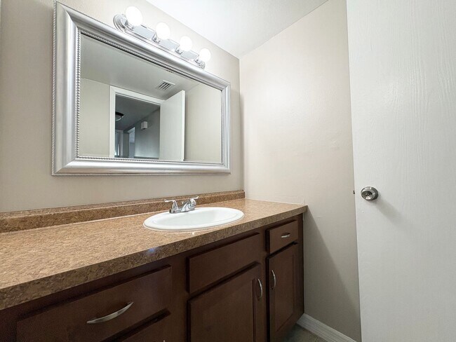 Building Photo - Altamonte Springs 1B/1BA Ground Floor Condo ~ Available NOW!!