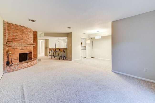 Building Photo - Charming 3-Bedroom Townhome in Prime Memor...