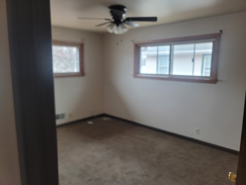 Spacious bedroom with 2 closets - 4161 S Clement Ave