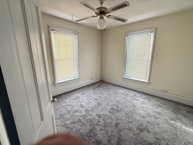 Building Photo - Large 4 BR house in Heyworth