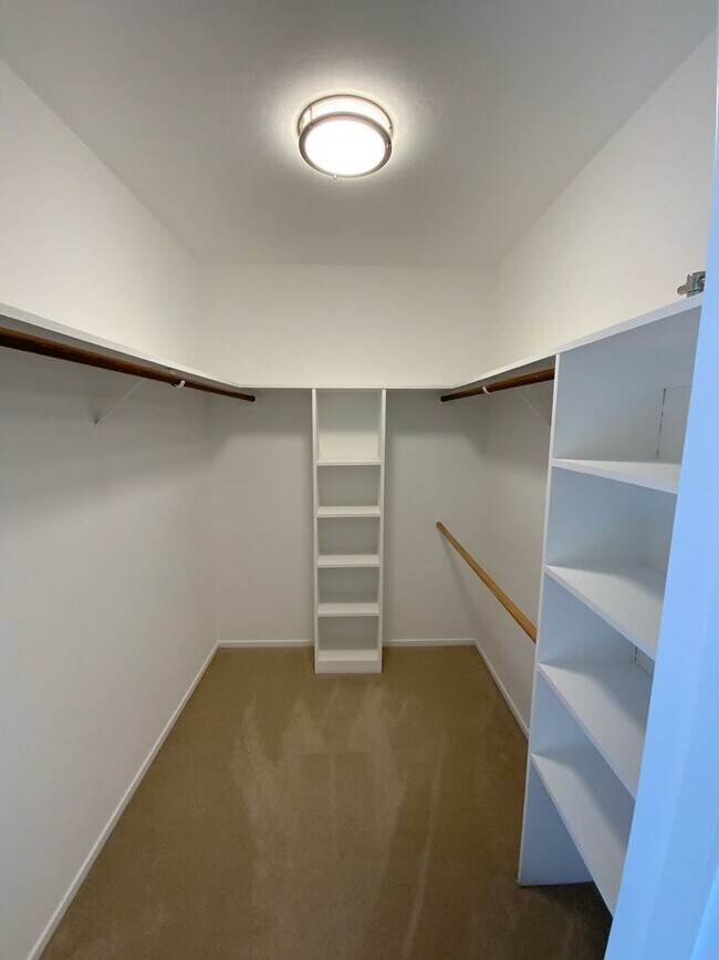 Building Photo - Elegant Remodeled 3BR Condominium in Sharon Heights