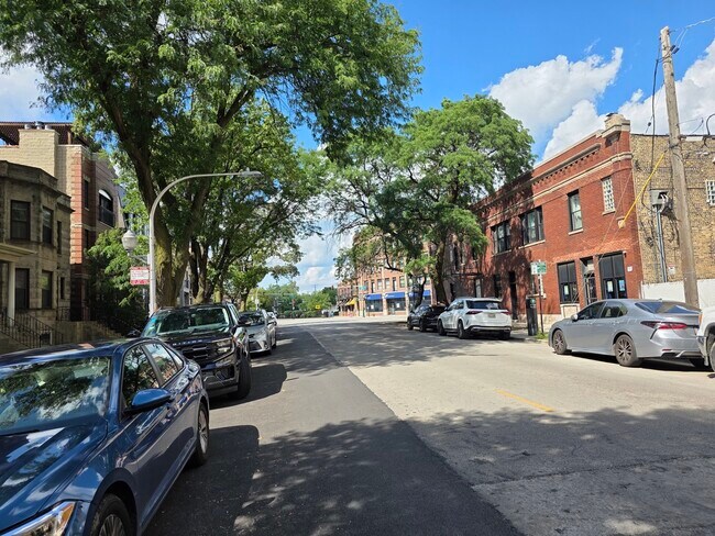 Building Photo - 3726 N Racine Ave