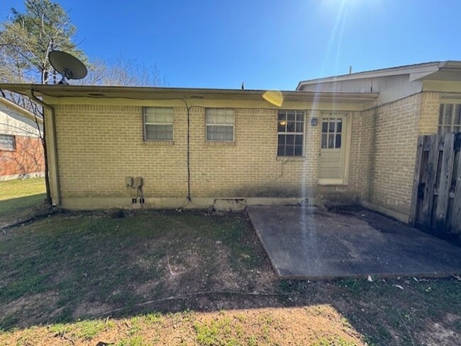 Building Photo - $0 SECURITY DEPOSIT MOVE IN SPECIAL THROUG...