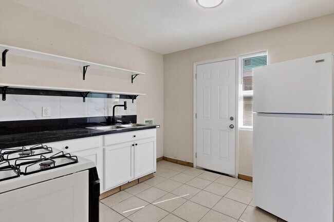 Building Photo - 540 Cardenas Dr SE