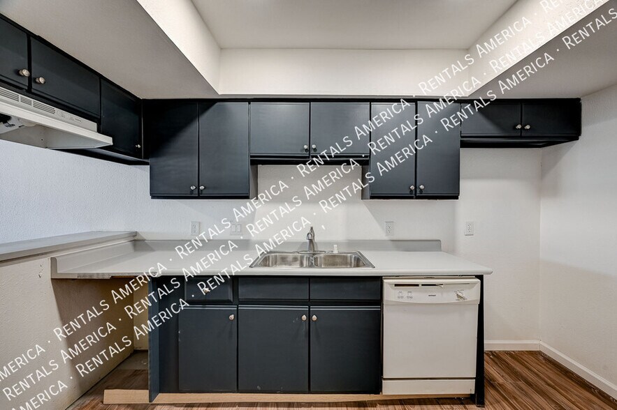 Building Photo - 3411 Center Dr