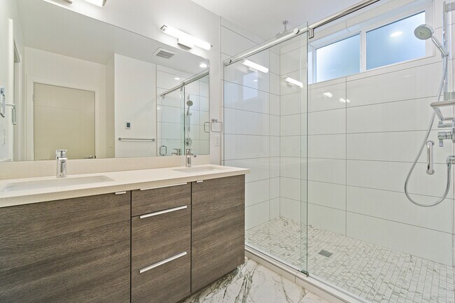 Building Photo - 2614 SW Nevada St