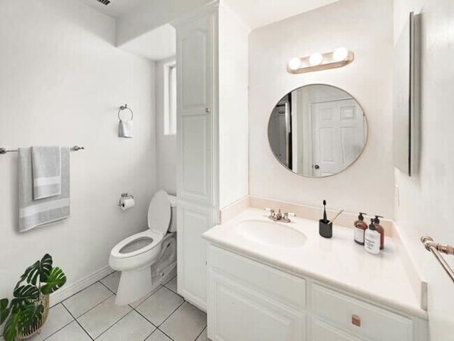 Building Photo - Gorgeous 2 Bed with Views East to the Moun...