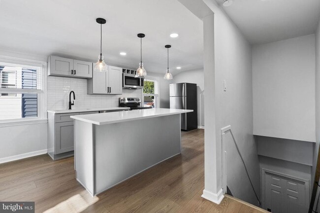 Building Photo - 821 Stanbridge St