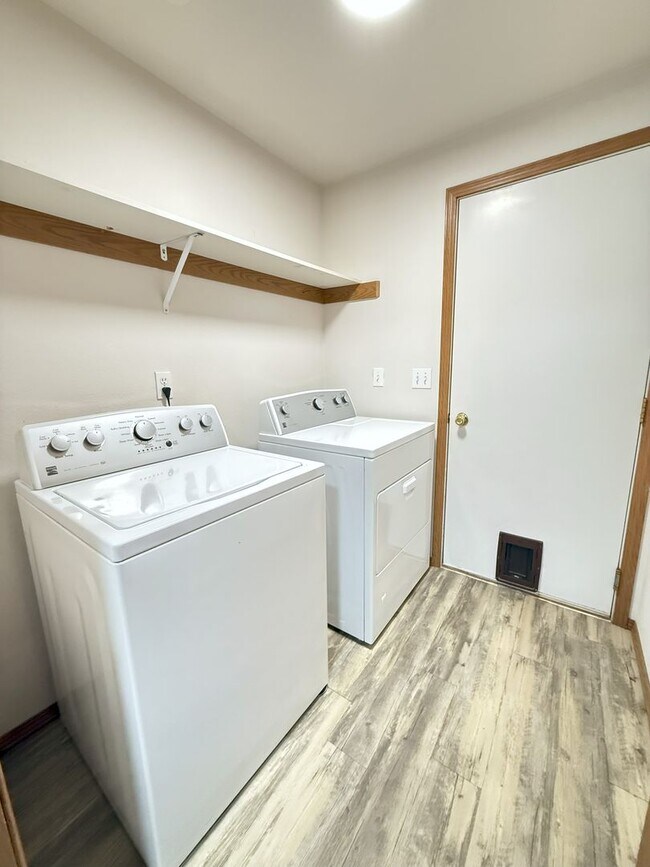 Building Photo - BONUS RENT SPECIAL! 3 Bed on Cul-de-sac with Great Backyard and Lawn Service!