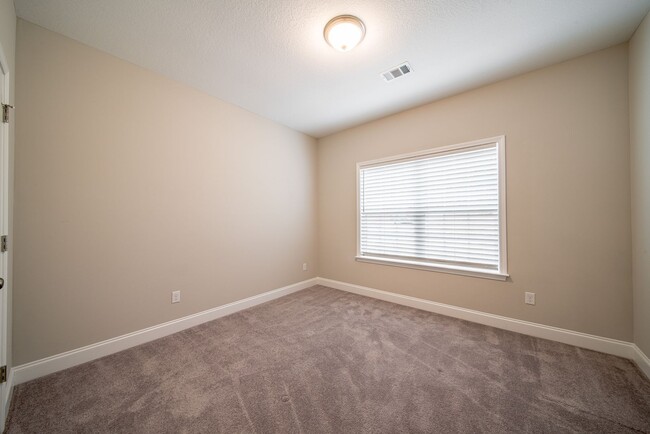 Building Photo - 4BR/2BA Home on 3.2 acres in Harris County!!
